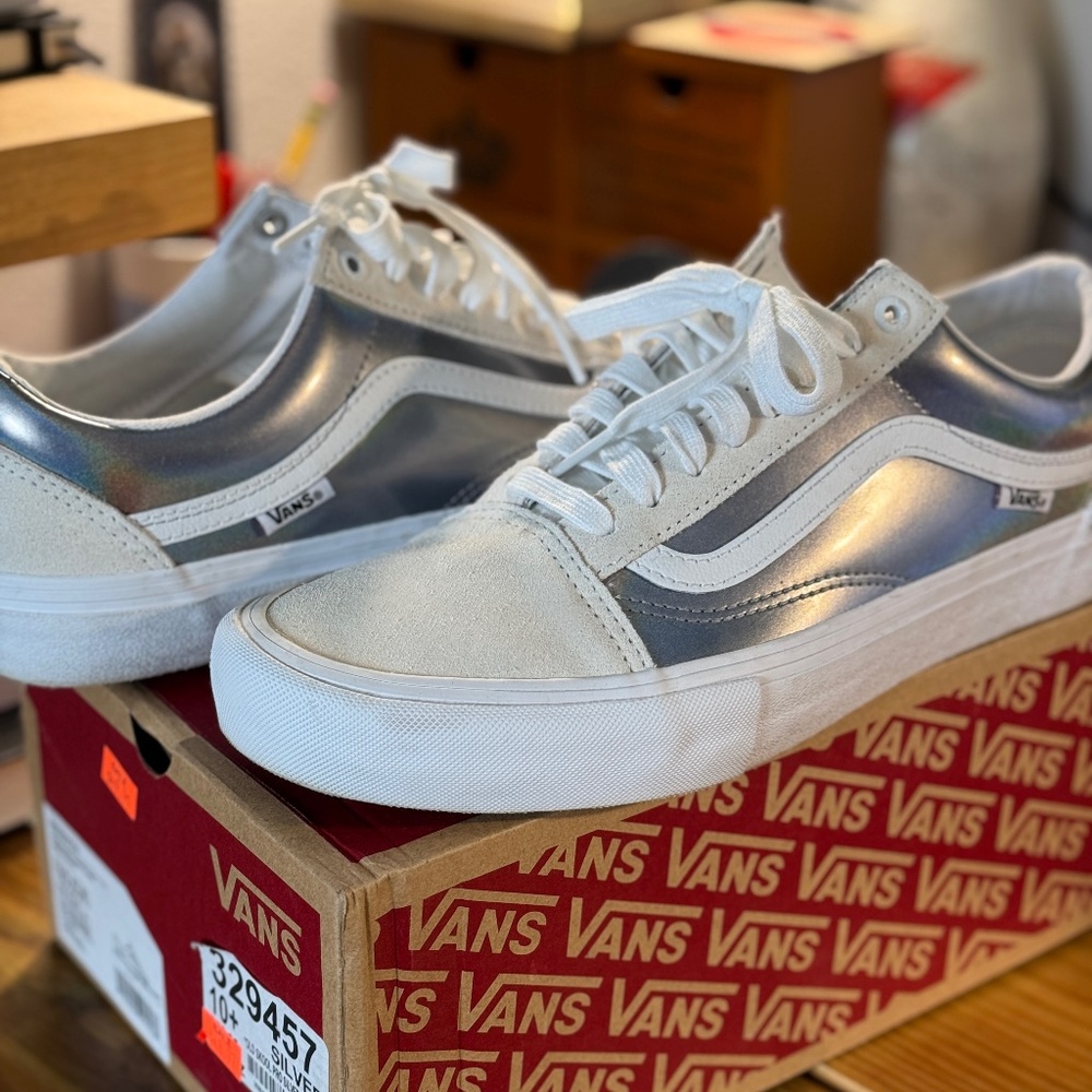 BRAND NEW -WORN ONCE -MENS10.5 - VANS OLD SKOOL PRO - IRIDESCENT TRUWHT/TRUWHT